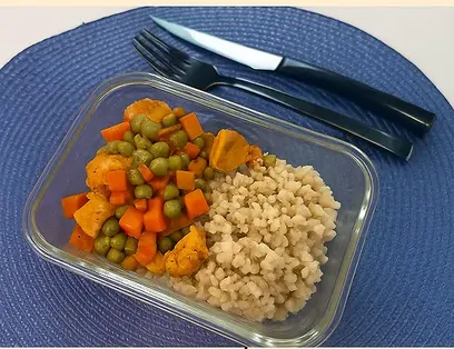 Farfurie cu pui, morcovi, mazăre și informații nutriționale