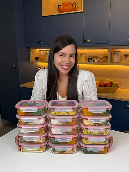 Creatoarea sistemului Meniul de 15 Zile în fața unor mese gata pregătite